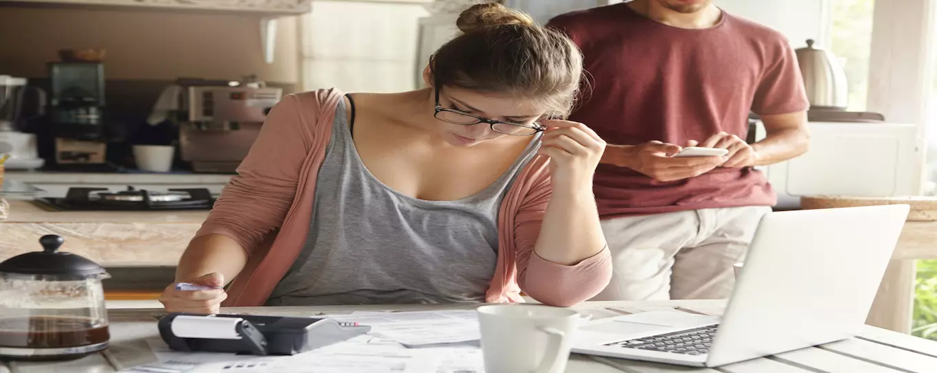 Casal planejando o seu distrato imobiliário.