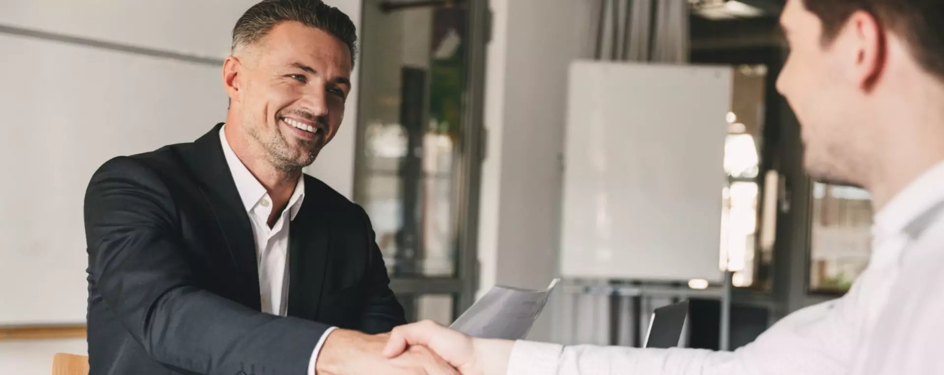 Cliente falando com advogado em um escritório